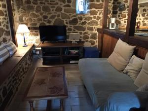TV a/nebo společenská místnost v ubytování Gîtes au Clos du Lit