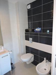 Un baño con un inodoro blanco y un lavabo. en Plage Propriano 4 étoiles, en Propriano 17 fotos más