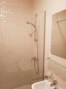un baño con ducha y lavabo en Apartments City Life, en Podgorica 19 fotos más