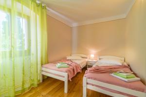 Postel nebo postele na pokoji v ubytování House nona Roza