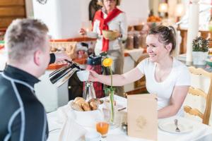 Goście zatrzymujący się w obiekcie Hotel Sonnalm - SPA,Idyll,Dining