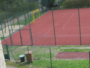 Tenis alebo squash v ubytovaní Apartman Hruba Skala alebo jeho okolí