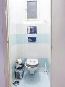 プラハにあるModern Central Apartment Dlouháの小さなバスルーム(トイレ、窓付)が備わります。