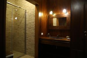 パレルモにあるAl Colle dei Principiのバスルーム(洗面台、ガラス張りのシャワー付)