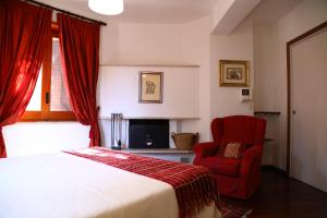 パレルモにあるAl Colle dei Principiのベッドルーム1室(ベッド1台、赤い椅子付)