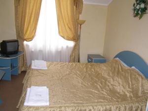Tempat tidur dalam kamar di Galant Hotel