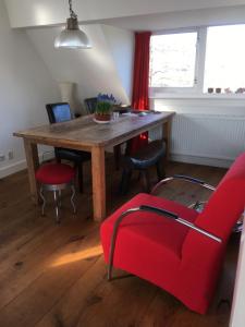 a dining room with a wooden table and chairs at Het Witte Huis in Amsterdam