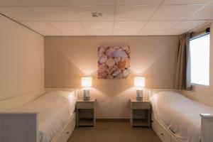 Postel nebo postele na pokoji v ubytování WestCord Strandhotel Seeduyn