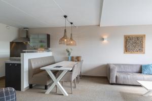 Posezení v ubytování WestCord Strandhotel Seeduyn
