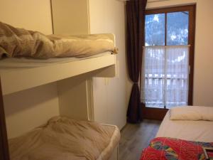 um quarto com 2 beliches e uma janela em Casa Litegosa em Panchia