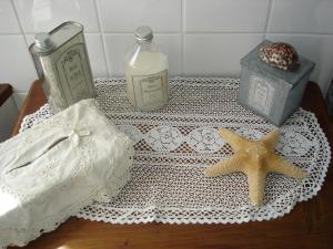 una mesa con una estrella de mar sobre un mantel de encaje blanco en Chez Marraine en Sauvat