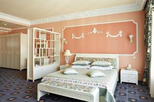 1 dormitorio con cama y pared de color rosa en Green House Hotel Tyumen en Tyumen
