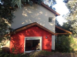 Casa roja y blanca con ventana en Entre Sierras B&B en Tandil