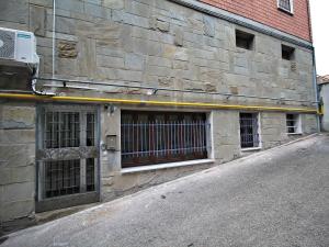 kamienny budynek z przeszklonymi oknami na ulicy w obiekcie La Ca' Fiesso Affittaly Apartments w mieście Castenaso