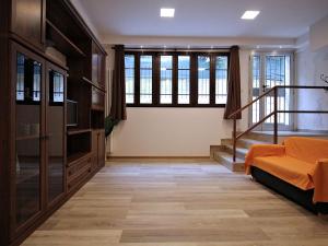 カステナーゾにあるLa Ca' Fiesso Affittaly Apartmentsの階段とベッドが備わる客室で、窓があります。