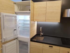A kitchen or kitchenette at Beach & Center Premiun