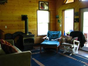 Shadow Mountain Cabins tesisinde bir oturma alanı