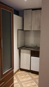 A kitchen or kitchenette at Banya Guest Rooms 23