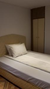 A bed or beds in a room at Banya Guest Rooms 23