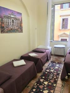 una habitación con dos camas y una ventana en Zidan Guest House, en Roma 30 fotos más