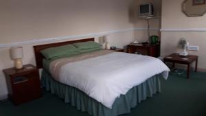 A bed or beds in a room at Victoria Inn