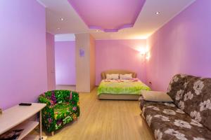 Una cama o camas en una habitación de Apartment Comfort Tsiolkovskogo 57