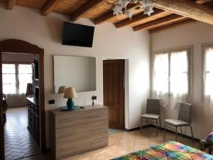 A television and/or entertainment centre at Mb bed & breakfast