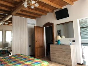Televízia a/alebo spoločenská miestnosť v ubytovaní Mb bed & breakfast