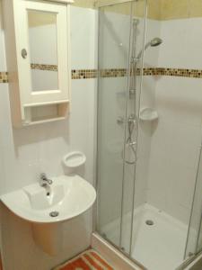 Bathroom sa Apartment With Pool Gozo