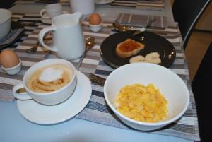 Bed and Breakfast Bio Salix في بادوفا: طاولة مع طبقين من الطعام وكوب من القهوة