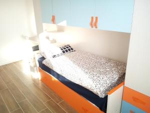 een kleine slaapkamer met een bed met een oranje bedframe bij Bed and Breakfast Bio Salix in Padua