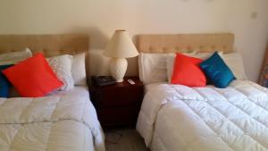 Tempat tidur dalam kamar di Sunset Shores Beach Hotel