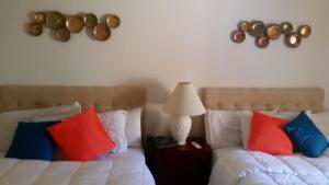 Tempat tidur dalam kamar di Sunset Shores Beach Hotel