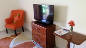 Televisi dan/atau pusat hiburan di Sunset Shores Beach Hotel