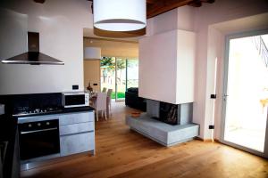 A kitchen or kitchenette at Villa la torre