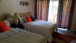 Tempat tidur dalam kamar di Sunset Shores Beach Hotel