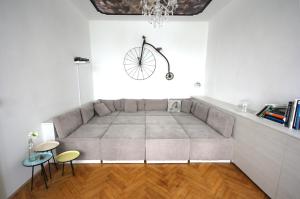 een woonkamer met een bank en een fiets aan de muur bij For the bold, chic and open minded in Wenen