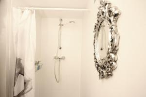 een spiegel aan een muur in een badkamer bij For the bold, chic and open minded in Wenen