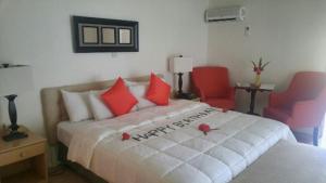 Tempat tidur dalam kamar di Sunset Shores Beach Hotel