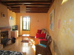 uma sala de estar com um sofá e uma lareira em Gîte Le Bourgneuf em Fresnay-sur-Sarthe