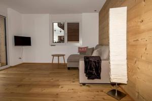 a living room with a couch and a television at Chalet la cordée in Bettmeralp