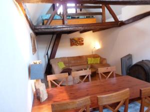 ein Wohnzimmer mit einem Tisch und einem Sofa in der Unterkunft Ferienwohnung der Familie Budzisch in Sinsheim