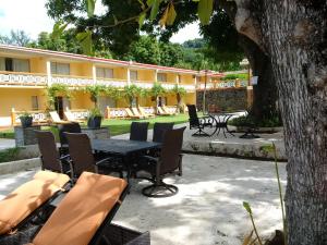 Kebun di luar Sunset Shores Beach Hotel