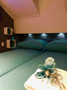 sypialnia z zielonym łóżkiem z kwiatem w obiekcie Pop Art Apartment w mieście Subotica