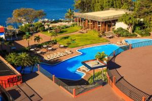 Vista de la piscina de Porta Hotel del Lago o d'una piscina que hi ha a prop