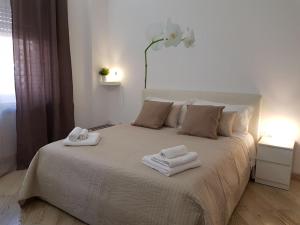 1 dormitorio con 1 cama con 2 toallas en The house of St. Peter, en Roma