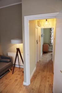 corridoio con soggiorno con divano e tavolo di Kings Cross Apartments a Londra