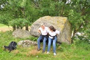 Ein Mann und eine Frau auf einem Felsen in der Unterkunft Hotel des Glücks - Landhotel Fischl in Sankt Oswald