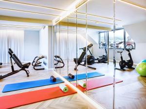 The fitness centre and/or fitness facilities at STAGE 12 Hotel by Penz