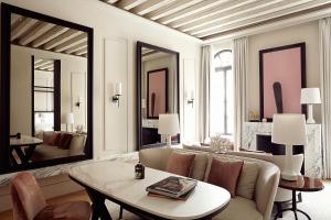 uma sala de estar com um sofá e uma mesa em Palazzo Cristo em Veneza